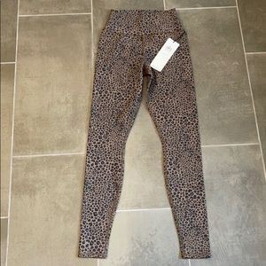 Alo Vapor leopard leggings